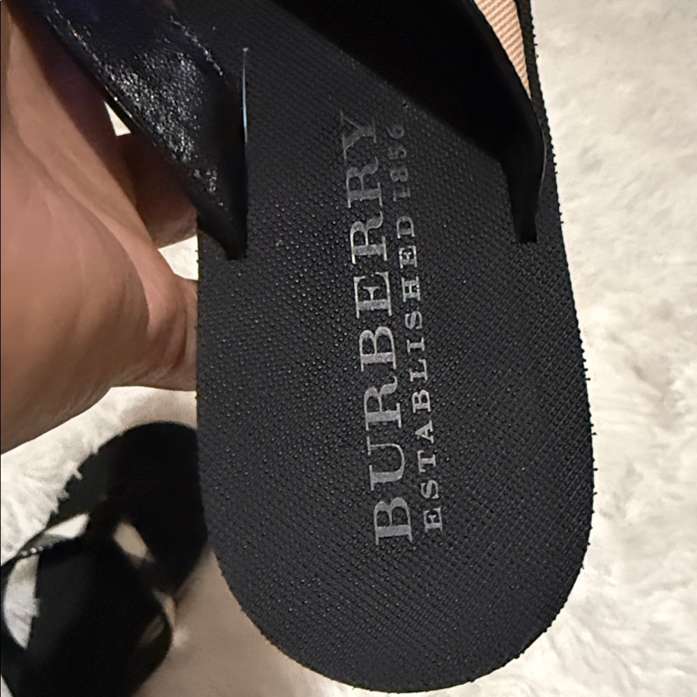 Burberry
Leather flip flops - Picture 6 of 8